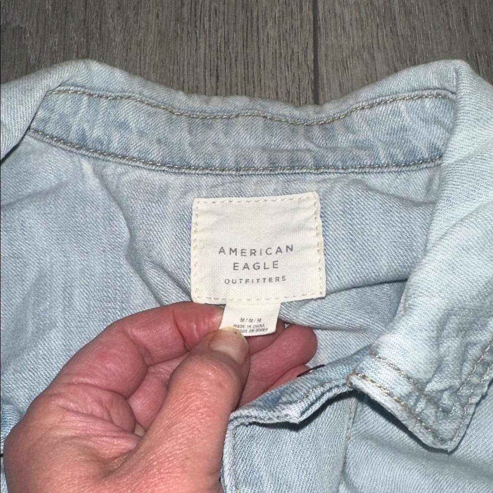 American Eagle Outfitters Light Wash Denim Jacket size medium - Picture 2 of 7
